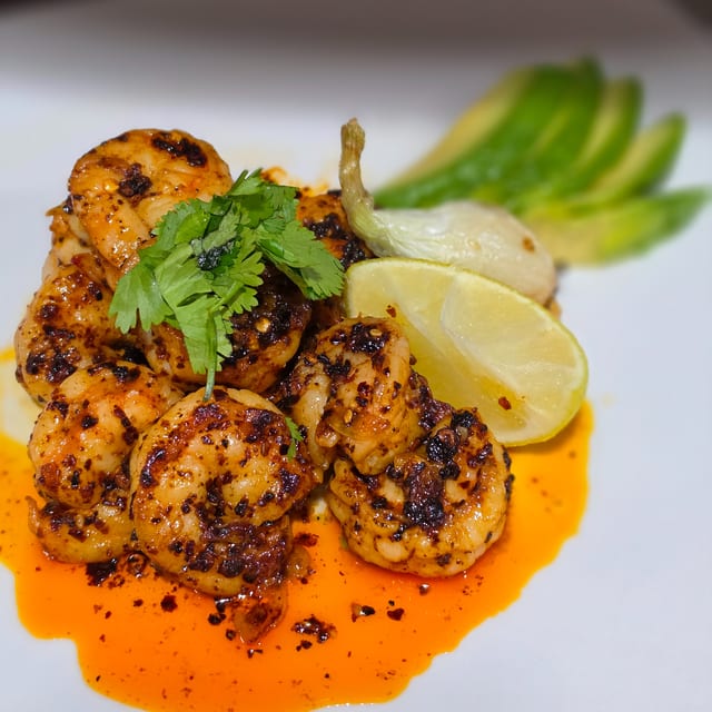 CAMARONES AL AJO NEGRO.