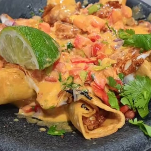 TAQUITOS EN CREMA DE CHIPOTLE.