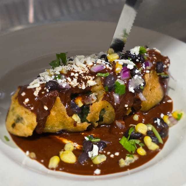 CHILES RELLENOS CON MOLE.