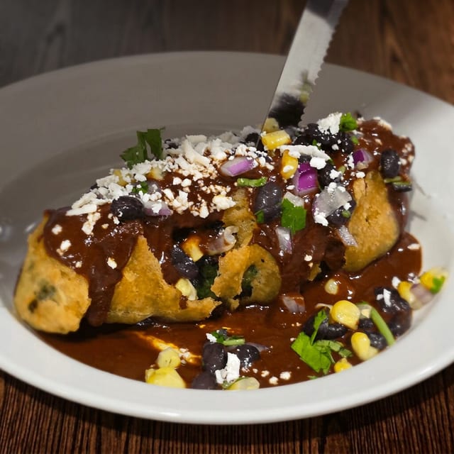 CHILES RELLENOS CON MOLE.